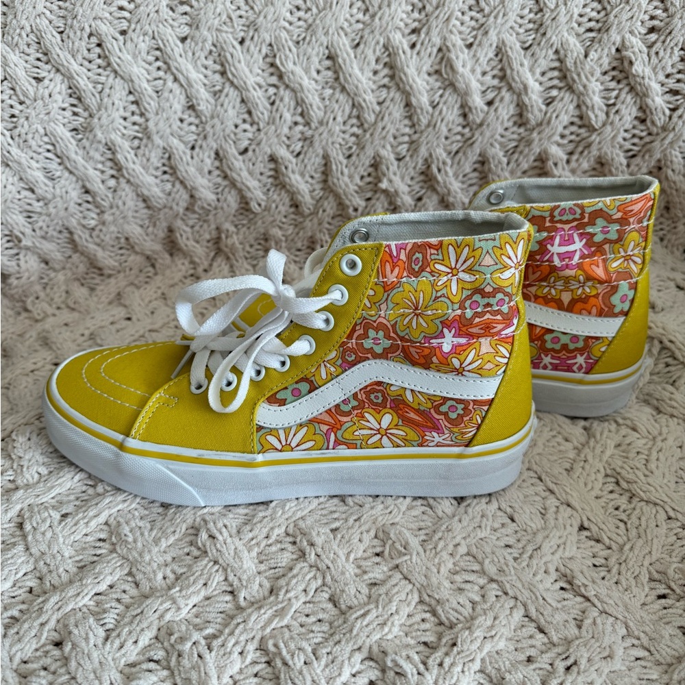 Vans WMNS Sk8-Hi Tapered
BOUTIQUE
Psychedelic Resort Passio
Sneakers